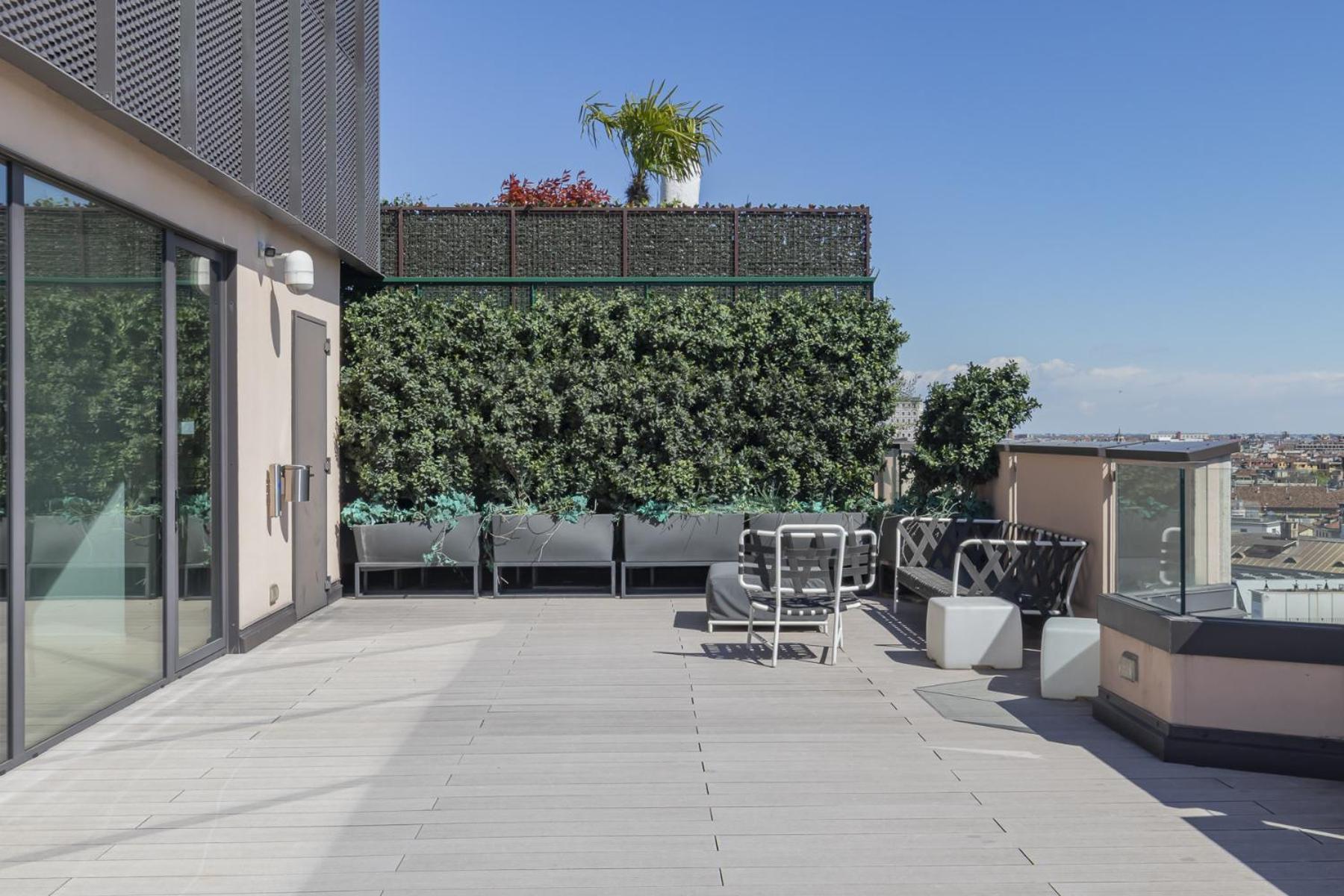 San Babila Central Tower With Panoramic Terrace Overlooking Duomo By Rentopolis Milano Eksteriør billede