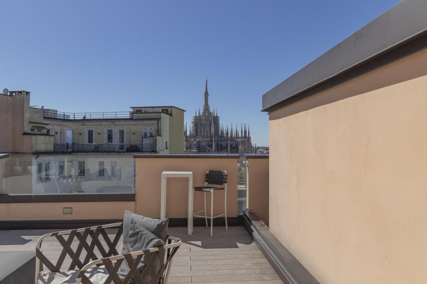 San Babila Central Tower With Panoramic Terrace Overlooking Duomo By Rentopolis Milano Eksteriør billede